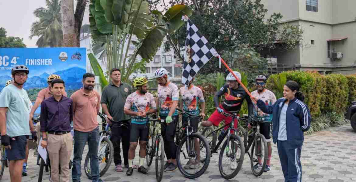 സ്വീപിന്റെ ഭാഗമായി  സംഘടിപ്പിച്ച സൈക്കിൾ റാലി അസിസ്റ്റന്റ് കളക്ടര്‍ പി.പി അര്‍ച്ചന ഫ്‌ളാഗ് ഓഫ് ചെയ്യുന്നു