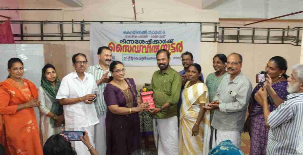 ഭിന്നശേഷിക്കാർക്കുള്ള സൈഡ് വീൽ സ്കൂട്ടർ വിതരണം  നഗരസഭ ചെയർപേഴ്സൺ യു കെ ചന്ദ്രൻ ഉദ്ഘാടനം ചെയ്യുന്നു