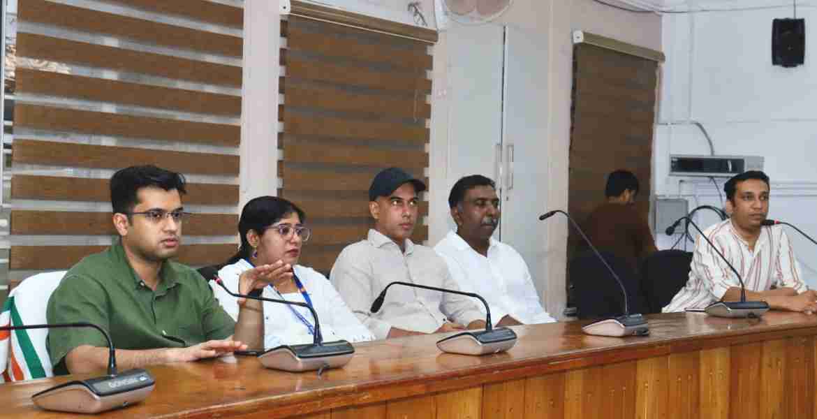 ഭിന്നശേഷിക്കാരായ കുട്ടികളുടെ രക്ഷിതാക്കള്‍ക്കായി 'സഹമിത്ര' മൊബൈല്‍ ആപ്ലിക്കേഷന്‍ ഒരുക്കുന്നതിന്റെ ഭാഗമായി സംഘടിപ്പിച്ച ശില്‍പശാല ജില്ലാ കലക്ടര്‍ സ്‌നേഹില്‍കുമാര്‍ സിങ് ഉദ്ഘാടനം ചെയ്യുന്നു