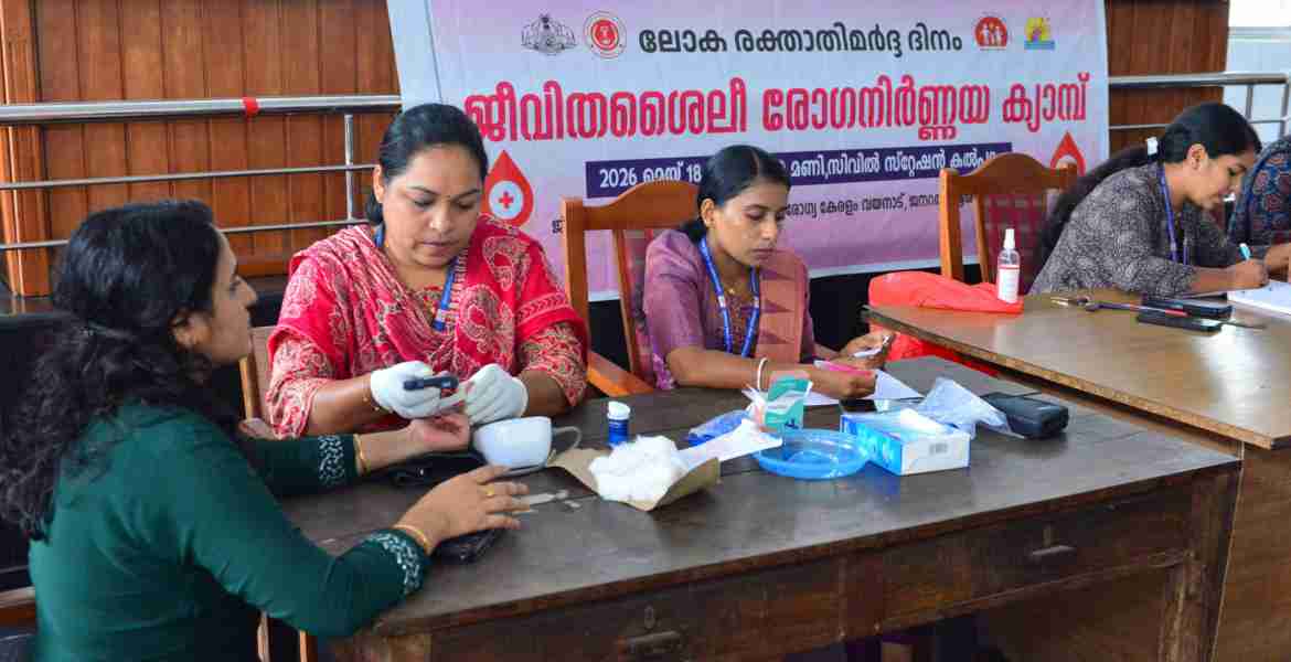ലോക രക്താതിമര്‍ദ്ദ ദിനത്തിന്റെ ഭാഗമായി ജില്ലാ ഭരണകൂടം ആരോഗ്യ വകുപ്പിന്റെയും ആരോഗ്യ കേരളത്തിന്റെയും സംയുക്താഭിമുഖ്യത്തില്‍ കല്‍പറ്റ സിവില്‍ സ്റ്റേഷന്‍ റൗണ്ട് ഹാളില്‍ ജീവനക്കാര്‍ക്കായി സംഘടിപ്പിച്ച ജില്ലാതല ജീവിതശൈലി രോഗനിര്‍ണയ ക്യാമ്പ്