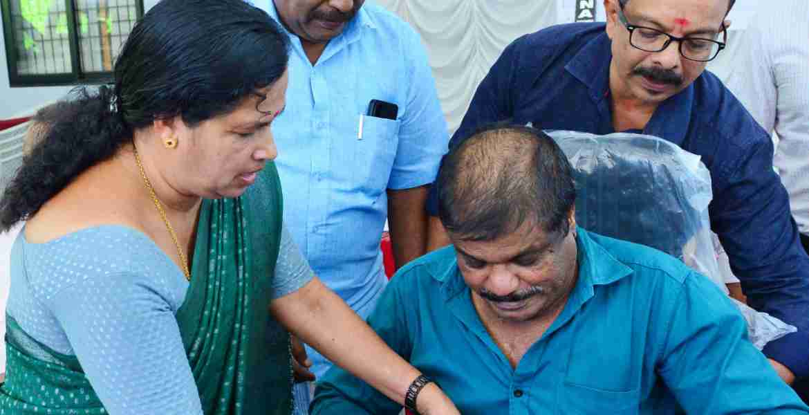ശുഭയാത്ര പദ്ധതിയിലൂടെ ജില്ലാ പഞ്ചായത്ത് നൽകുന്ന ജോയ്‌സ്‌റ്റിക്‌ ഓപ്പറേറ്റഡ് ഇലക്ട്രോണിക് വീൽ ചെയർ വിതരണോദ്‌ഘാടനം ജില്ലാ പഞ്ചായത്ത് പ്രസിഡന്റ് ചന്ദ്രിക കൃഷ്ണൻ നിർവഹിക്കുന്നു