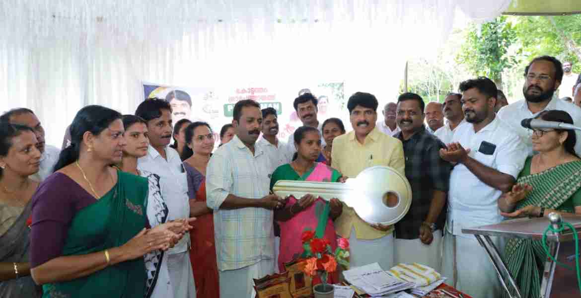 പി എം ജന്മൻ ഭവന പദ്ധതി പ്രകാരം മാടക്കുന്ന് ജവഹര്‍ ഉന്നതിയില്‍ പൂര്‍ത്തീകരിച്ച ഭവനങ്ങളുടെ താക്കോല്‍ ദാനം കൃഷി വകുപ്പ് മന്ത്രി  അഡ്വ. ടി. സിദ്ധീഖ് നിര്‍വഹിക്കുന്നു