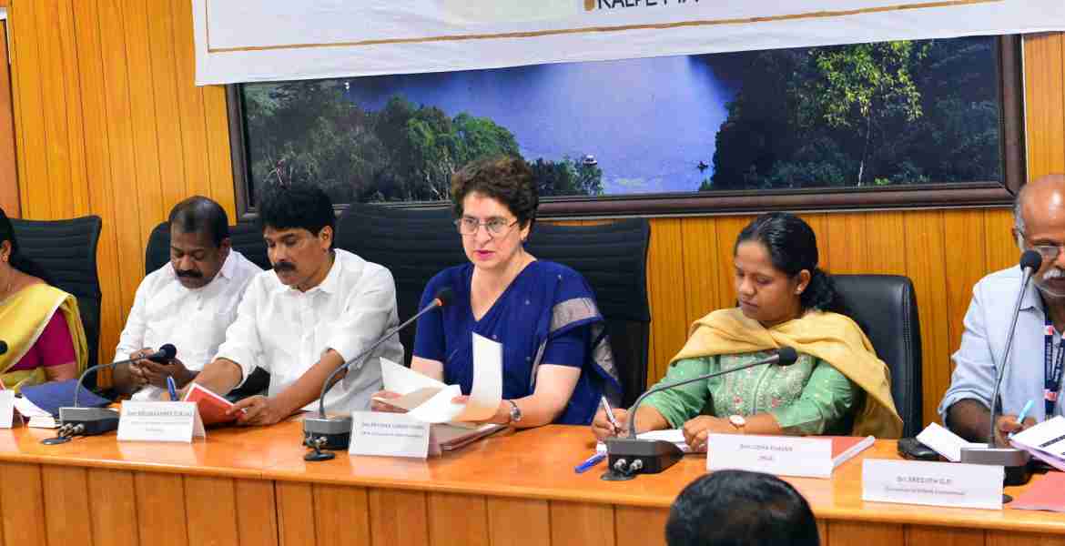 പ്രിയങ്ക ഗാന്ധി എം.പി യുടെ അധ്യക്ഷതയിൽ കളക്ടറേറ്റ് മിനി കോൺഫറൻസ് ഹാളിൽ നടന്ന ദിശ യോഗം