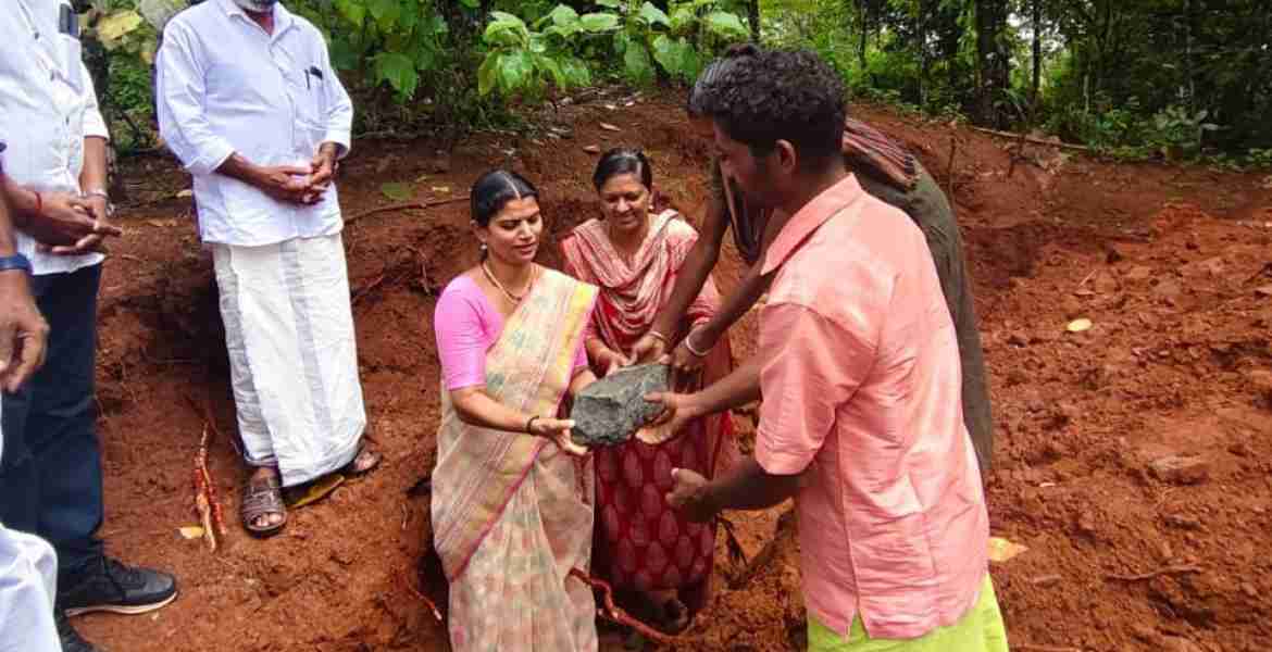 അംബേദ്ക്കർ ഊരുവികസന പദ്ധതിയുടെ ഭാഗമായി മാടക്കുന്ന് ഉന്നതിയിൽ നിർമ്മിക്കുന്ന വീടുകളുടെ ശിലാസ്ഥാപനം കോട്ടത്തറ പഞ്ചായത്ത് പ്രസിഡന്റ് രജിത സി.സി നിർവഹിക്കുന്നു
