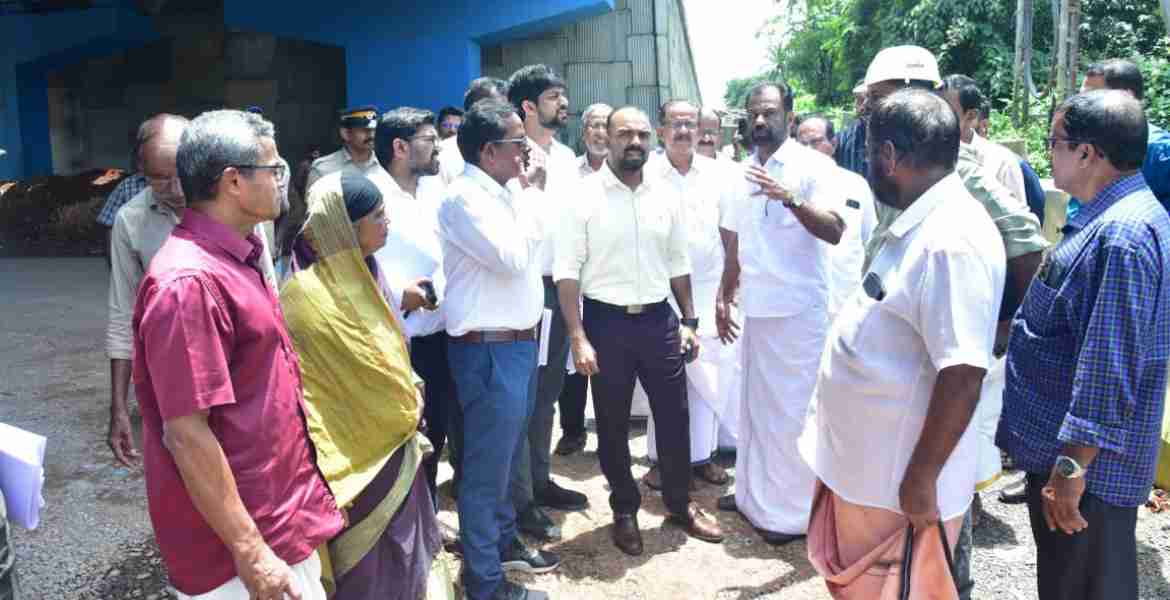 മുണ്ടയാട് എളയാവൂര്‍ സര്‍വീസ് റോഡ്; എം.എൽ.എയും കളക്ടറുമുൾപ്പെട്ട സംഘം സന്ദര്‍ശിച്ചു 