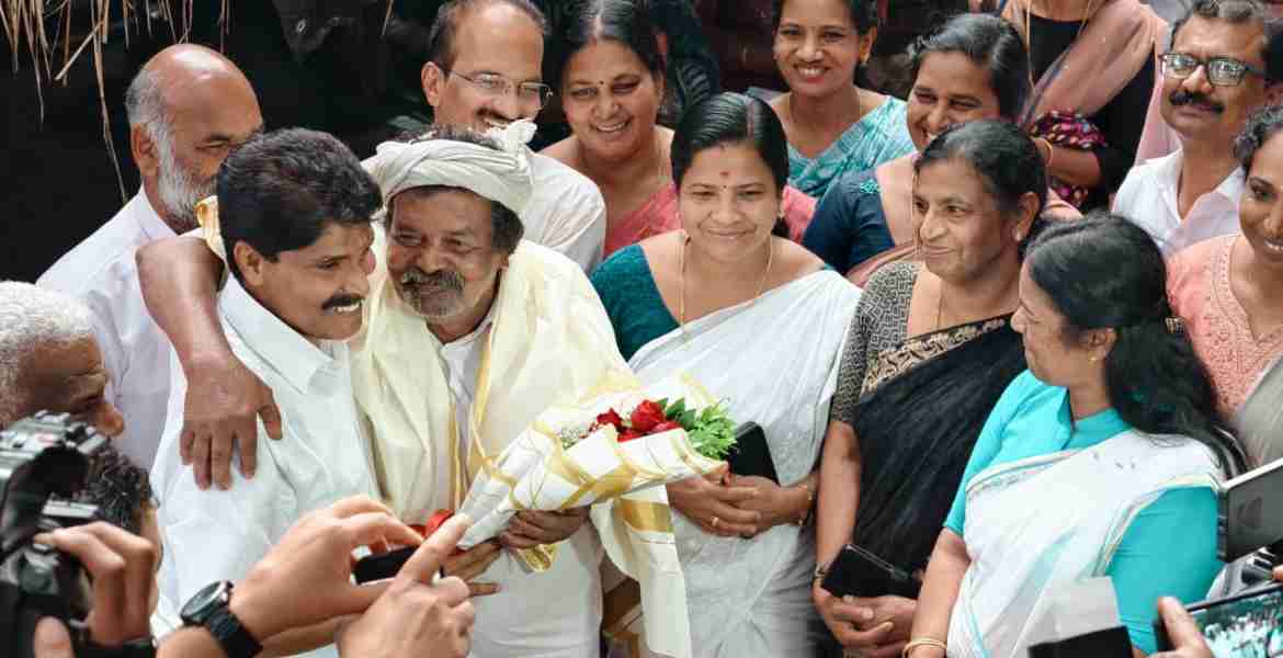 കാർഷിക മേഖലയിലെ സമഗ്ര സംഭാവനയ്ക്ക് ഏർപ്പെടുത്തിയ പ്രഥമ ഉമ്മൻചാണ്ടി സ്മാരക കാർഷിക പുരസ്കാര ജേതാവ് പത്മശ്രീ ചെറുവയൽ രാമനെ അദ്ദേഹത്തിൻ്റെ വസതിയിൽ കൃഷി വകുപ്പ് മന്ത്രി ടി. സിദ്ദീഖ് സന്ദർശിക്കുന്നു