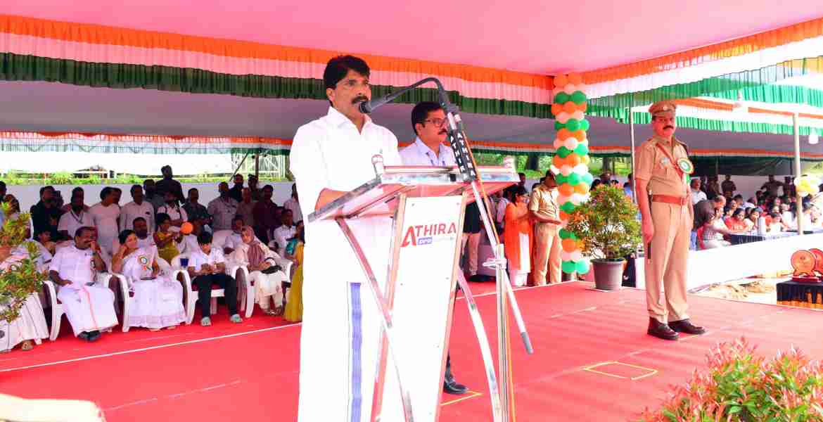 എസ് കെ.എം.ജെ. ഹൈസ്കൂൾ ഗ്രൗണ്ടിൽ നടന്ന സ്വാതന്ത്ര്യ ദിനാഘോഷ പരിപാടിയിൽ കൃഷി വകുപ്പ് മന്ത്രി അഡ്വ.ടി.സിദ്ദിഖ് സ്വാതന്ത്ര്യദിന സന്ദേശം നൽകുന്നു