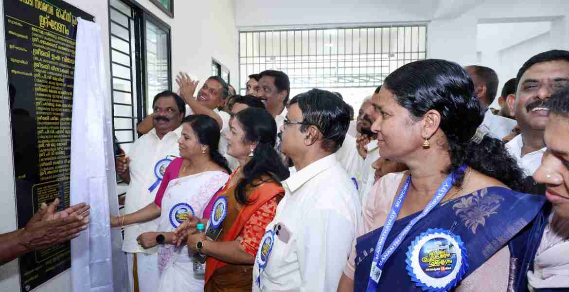 മാനന്തവാടി ക്ലബ് കുന്നിൽ നിർമ്മിച്ച പുതിയ നഗരസഭ കെട്ടിടം   ഉഷവിജയൻ എം.എൽ.എ. ഉദ്ഘാടനം  ചെയ്യുന്നു