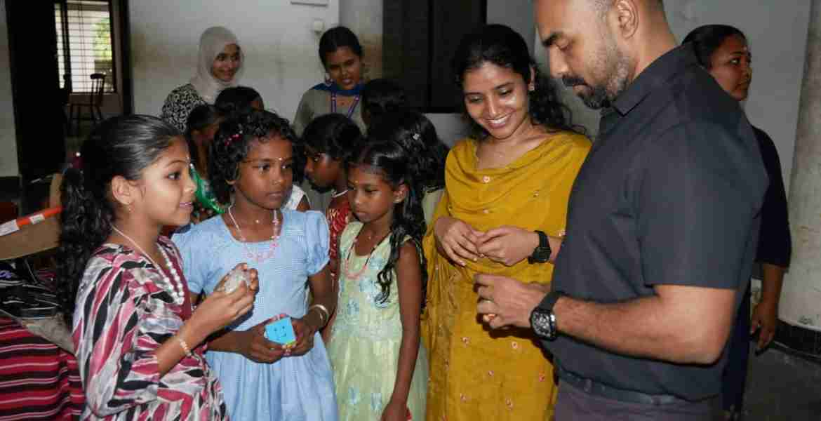 ആറളത്തെ ആശ്രമം സ്‌കൂളും പ്രീമെട്രിക് ഹോസ്റ്റലും സന്ദര്‍ശിച്ച് ജില്ലാ കലക്ടര്‍