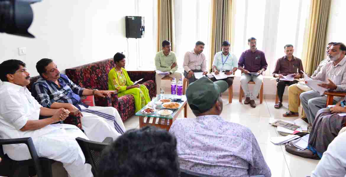 കാഞ്ഞിരത്തിനാൽ ഭൂമി പ്രശ്‍നം സംബന്ധിച്ച് വനം വകുപ്പ് മന്ത്രി ഷിബു ബേബി ജോണിന്റെയും കൃഷി വകുപ്പ് മന്ത്രി ടി.സിദ്ദിഖിന്റേയും അധ്യക്ഷതയില്‍ കല്‍പ്പറ്റ റസ്റ്റ് ഹൗസില്‍ ചേര്‍ന്ന ഉന്നതതല യോഗം