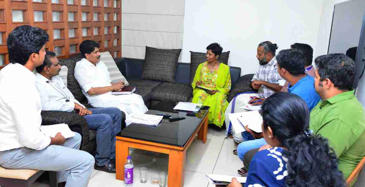 ജില്ലയിലെ മുഴുവന്‍ സര്‍ക്കാര്‍ സ്ഥാപനങ്ങളെയും ഇലക്ട്രോണിക് മാലിന്യ മുക്തമാക്കുന്ന സമഗ്ര പദ്ധതി ഏകോപിപ്പിക്കുന്നതിനായി കൃഷി വകുപ്പ് മന്ത്രി അഡ്വ ടി. സിദ്ദിഖിന്റെ അധ്യക്ഷതയില്‍ കല്‍പ്പറ്റ റസ്റ്റ് ഹൗസില്‍ ചേര്‍ന്ന യോഗം