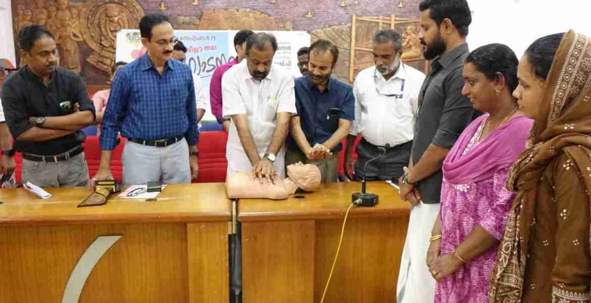 ലോകഹൃദയദിനാചരണം : ജീവനക്കാർക്ക് സി പി ആർ പരിശീലനം നൽകി