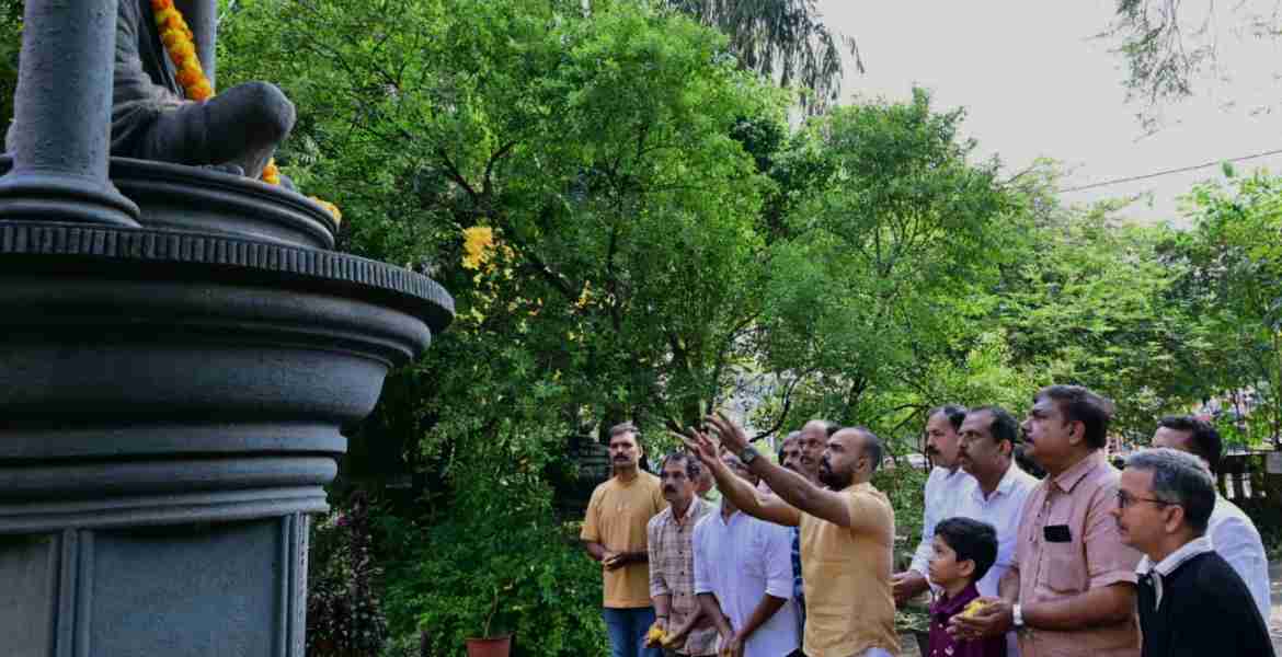 ഗാന്ധി പ്രതിമയില്‍ പുഷ്പാര്‍ച്ചന നടത്തി  ഗാന്ധി ജയന്തി ദിനാഘോഷത്തിന്റെ ഭാഗമായി കണ്ണൂര്‍ കളക്ട്രേറ്റിലെ ഗാന്ധി പ്രതിമയില്‍ ജില്ലാ കളക്ടര്‍ പി വിഷ്ണുരാജ് പുഷ്പാര്‍ച്ചന നടത്തി. എല്ലാലത്തും പ്രസക്തമായ ഗാന്ധി ദര്‍ശനങ്ങള്‍ നമ്മെ എന്നും വഴി നടത്തട്ടെയെന്ന് അദ്ദേഹം ആശംസിച്ചു. ഹുസൂര്‍ ശിരസ്തദാര്‍ രാജേഷ് ഖന്ന, ജില്ലാ ഇന്‍ഫര്‍മേഷന്‍ ഓഫീസര്‍ സി പി അബ്ദുല്‍ കരീം, കലക്ട്രേറ്റ് സീനിയര്‍ സൂപ്രണ്ട് എന്‍ പി ഷനീജ്, മറ്റ് ഉദ്യോഗസ്ഥര്‍ തുടങ്ങിവരും സംബന്ധിച്ചു.