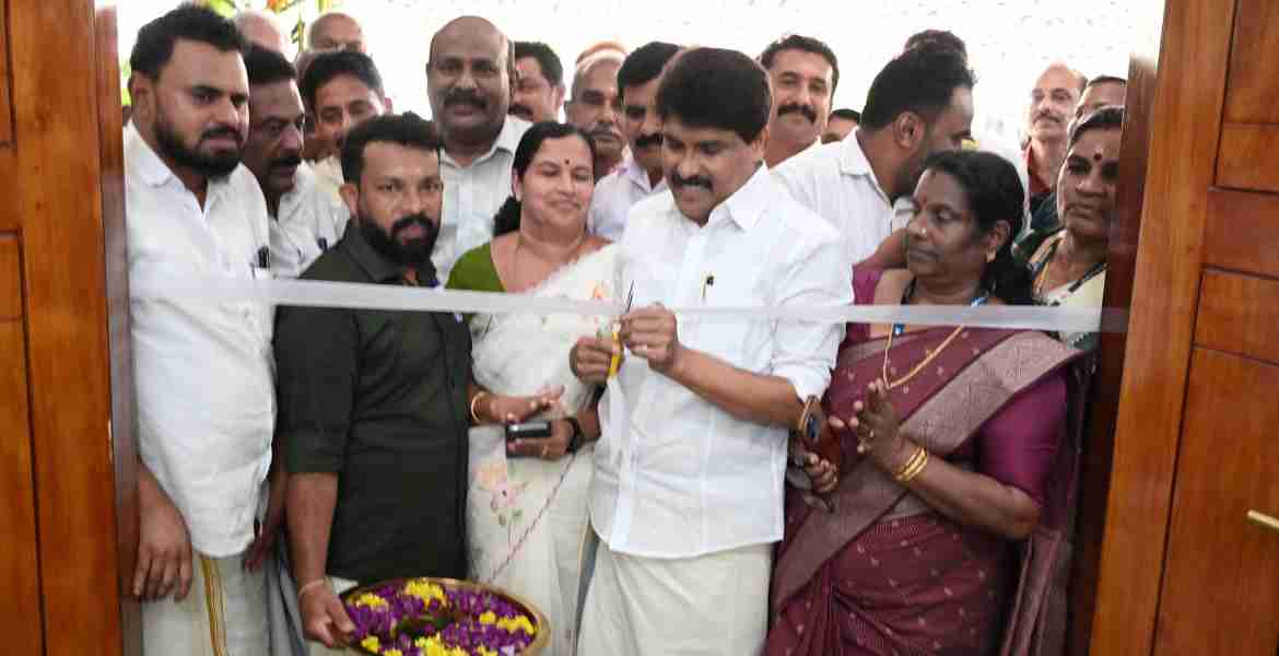 മുട്ടിൽ സ്മാർട്ട് കൃഷിഭവൻ കൃഷി വകപ്പ് മന്ത്രി അഡ്വ. ടി സിദ്ദീഖ് ഉദ്ഘാടനം ചെയ്യുന്നു