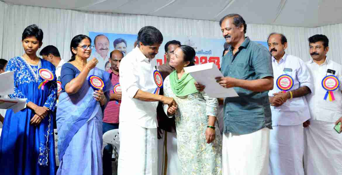 ബത്തേരി തിരുനെല്ലി സ്വദേശിയായ മഹാദേവനും ഭാര്യ രാധയും മന്ത്രി ടി സിദ്ദീഖില്‍ നിന്നും പട്ടയം ഏറ്റുവാങ്ങുന്നു