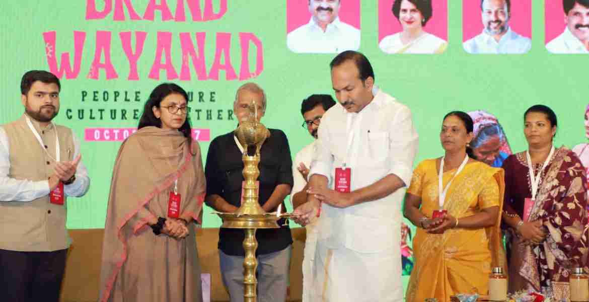 ബ്രാൻഡ് വയനാട്’ പദ്ധതിയും റെസ്പോൺസിബിൾ ടൂറിസം മിഷൻ സൊസൈറ്റിയുടെ  ‘ലൈഫ് എക്സ്പീരിയൻസ് ട്രെയിൽസ്’ പദ്ധതിയും ടൂറിസം സാംസ്‌കാരിക വകുപ്പ് മന്ത്രി പി സി വിഷ്‌ണുനാഥ് ഉദ്ഘാടനം ചെയ്യുന്നു