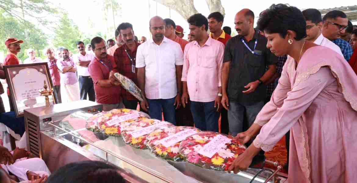 പത്മശ്രീ ചെറുവയൽ രാമൻ്റെ ഭൗതിക ശരീരത്തിൽ ഗവർണർ, മുഖ്യമന്ത്രി, സംസ്ഥാന സർക്കാർ എന്നിവർക്ക് വേണ്ടി  ജില്ലാ കളക്ടർ വി ചെൽസാസിനി പുഷ്പചക്രം അർപ്പിക്കുന്നു