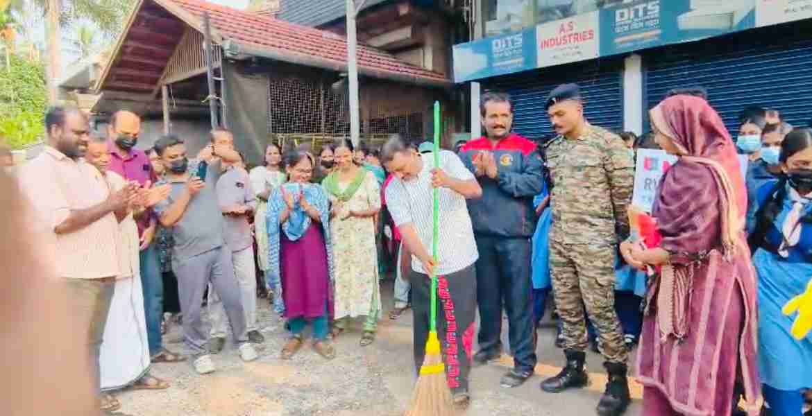 നിർമ്മലം ശുചിത്വ ബോധവൽക്കരണം: ചൊക്ലിയിൽ മെഗാ ശുചീകരണത്തിന് തുടക്കം