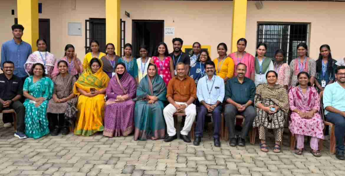 സുൽത്താൻബത്തേരി നഗരസഭയുടെ ആഭിമുഖ്യത്തിൽ ഊരുകൂട്ട വളണ്ടിയർമാർക്ക് സംഘടിപ്പിച്ച പരിശീലന പരിപാടിയിൽ പങ്കെടുത്തവർ നഗരസഭ ചെയർപേഴ്‌സൺ റസീന അബ്ദുൽ ഖാദറിനൊപ്പം