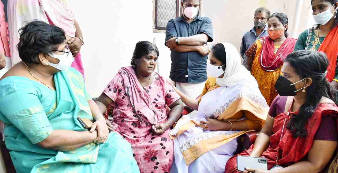 ആറന്മുള മല്ലപ്പുഴശേരി പഞ്ചായത്തിലെ കുറുന്താര്‍ ഹൗസ് സെറ്റ് കോളനിയില്‍ സ്ത്രീധന പീഡനവുമായി ബന്ധപ്പെട്ട് മരണപ്പെട്ട അനിതയുടെ വീട് സന്ദര്‍ശിച്ച് അമ്മ എസ്. ശ്യാമളയെ വനിതാ കമ്മിഷന്‍ അംഗം ഷാഹിദാ കമാല്‍ ആശ്വസിപ്പിക്കുന്നു