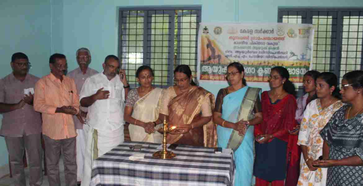 യോഗാ ക്ലബിന്റെ ഉദ്ഘാടനം തുമ്പമണ്‍ ഗ്രാമപഞ്ചായത്ത്  പ്രസിഡന്റ് റോണി സഖറിയ നിര്‍വഹിക്കുന്നു.