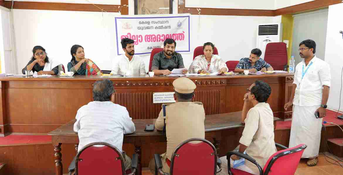 കളക്ടറേറ്റ് കോൺഫറൻസ് ഹാളിൽ നടന്ന യുവജനകമ്മീഷൻ അദാലത്തിൽ ചെയർമാൻ എം. ഷാജർ  സംസാരിക്കുന്നു.