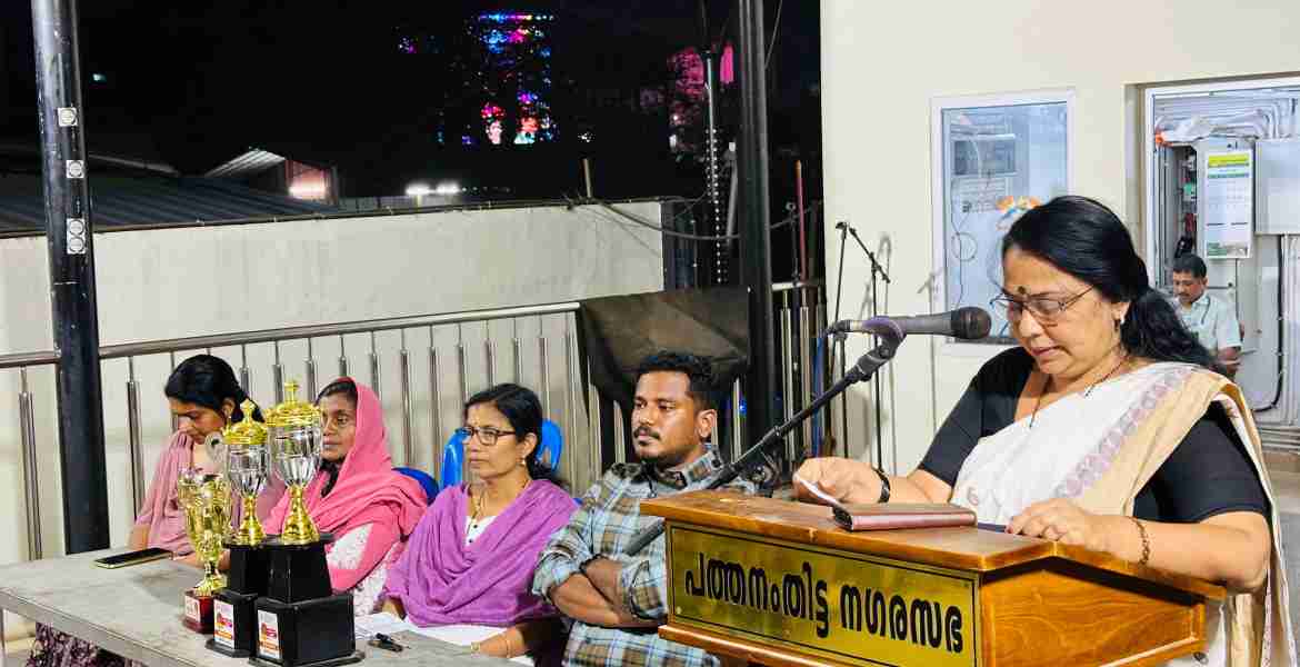 മണിനാദം  ജില്ലാതല നാടന്‍ പാട്ട് മത്സരം പത്തനംതിട്ട മുനിസിപ്പല്‍ ചെയര്‍ പേഴ്‌സണ്‍ സിന്ധു അനില്‍ ഉദ്ഘാടനം ചെയ്യുന്നു
