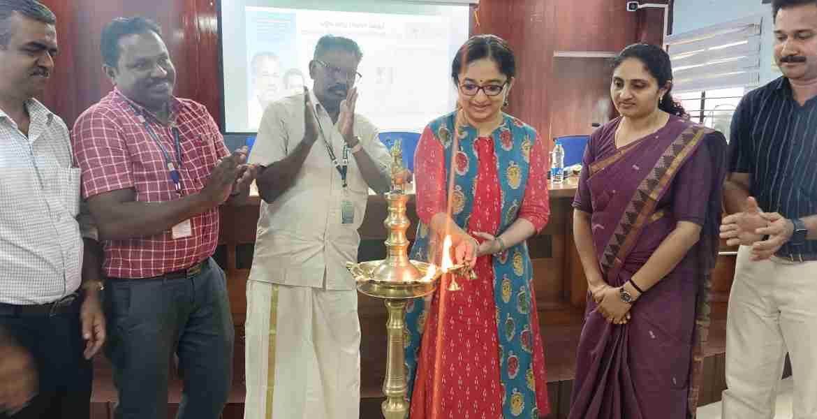 പട്ടികവര്‍ഗ വികസന വകുപ്പിന്റെ ആഭിമുഖ്യത്തില്‍ തദ്ദേശീയ ജനതയുടെ അന്തര്‍ദേശീയദിന വാരാചാരണത്തോടനുബന്ധിച്ച് കളക്ടറേറ്റ് കോണ്‍ഫറന്‍സ് ഹാളില്‍ നടന്ന യുവസംഗമത്തിന്റെ ഉദ്ഘാടനം ജില്ലാ കളക്ടര്‍ ഡോ.ദിവ്യ എസ് അയ്യര്‍ നിര്‍വഹിക്കുന്നു