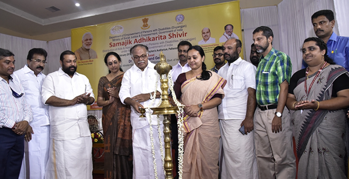 ജില്ലയിലെ ഭിന്നശേഷിക്കാര്‍ക്കായി  കേന്ദ്ര സമൂഹ്യനീതി മന്ത്രാലയത്തിന്‍റെ ആഭിമു    ഖ്യത്തില്‍ നടപ്പാക്കിയ സഹായ ഉപകരണങ്ങളുടെ വിതരണം പത്തനംതിട്ട സെന്‍റ് സ്റ്റീഫന്‍സ് ഓഡിറ്റോറിയത്തില്‍ രാജ്യസഭാ ഉപാധ്യക്ഷന്‍ പ്രൊഫ.പി.ജെ.കുര്യന്‍ ഉദ്ഘാടനം  ചെയ്യുന്നു.