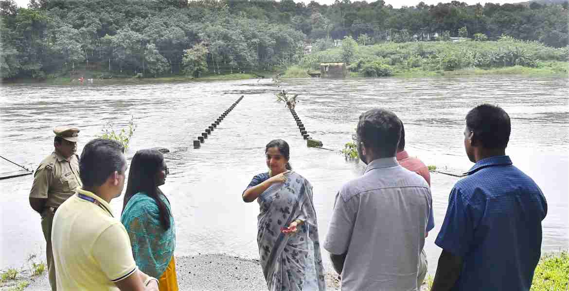 കുരുമ്പന്മൂഴി പട്ടിക വര്‍ഗ സങ്കേതം ജില്ലാ കളക്ടര്‍ ഡോ. ദിവ്യ എസ് അയ്യര്‍ സന്ദര്‍ശിക്കുന്നു.