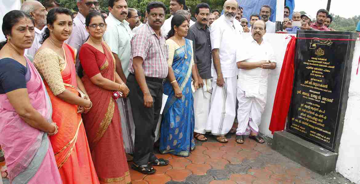രണ്ടാംഘട്ട എംസി റോഡ് വികസനത്തിന്റെ ഭാഗമായി കെഎസ്ടിപി നടപ്പാക്കുന്ന ചെങ്ങന്നൂര്‍- ഏറ്റുമാനൂര്‍ റോഡ് നവീകരണ പ്രവൃത്തിയില്‍ ഉള്‍പ്പെടുത്തി നിര്‍മിച്ച പുതിയ തോണ്ടറ പാലത്തിന്റെ ഉദ്ഘാടനം പൊതുമരാമത്ത് വകുപ്പ് മന്ത്രി ജി. സുധാകരന്‍ കുറ്റൂരില്‍ നിര്‍വഹിക്കുന്നു. 