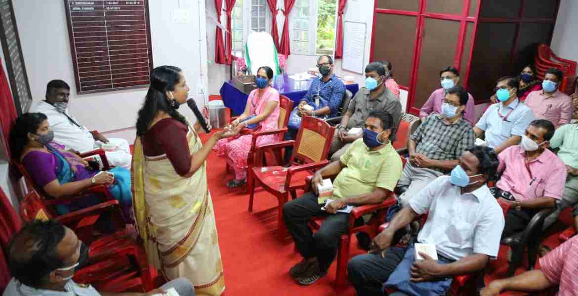 കണയന്നൂർ താലൂക്കിന് കീഴിലെ സെക്ടറൽ മജിസ്ട്രേറ്റുമാരുടെ സംഗമത്തിൽ തഹസീൽദാർ ബീന പി ആനന്ദ് സംസാരിക്കുന്നു.