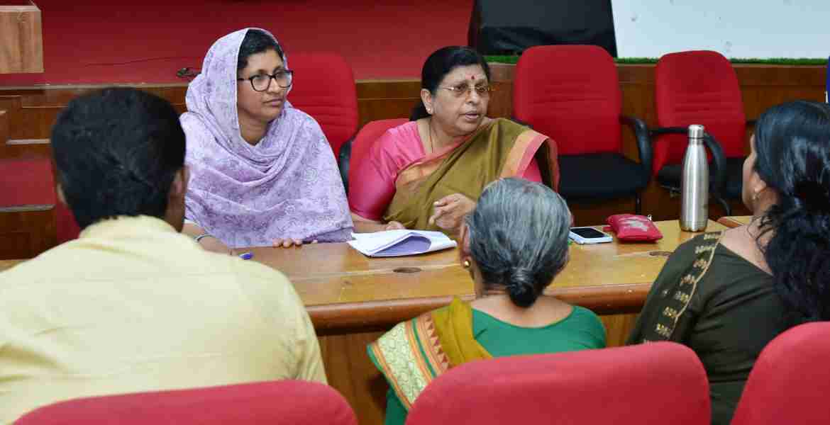 വനിതാ കമ്മീഷന്റെ കണ്ണൂർ ജില്ലാതല അദാലത്തിൽ വനിതാ കമ്മീഷൻ അധ്യക്ഷ അഡ്വ പി സതീദേവി പരാതികൾ കേൾക്കുന്നു വനിതാ കമ്മീഷൻ അംഗം അഡ്വ പി കുഞ്ഞായിഷ സമീപം