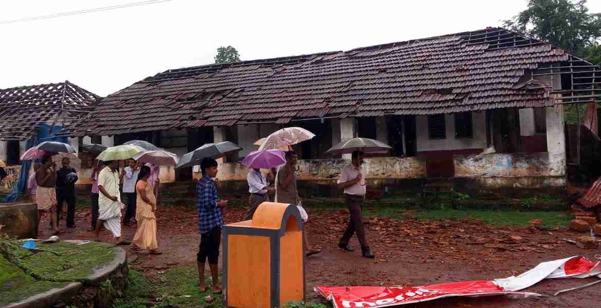  ശക്തമായ കാറ്റില്‍ നാശനഷ്ടമുണ്ടായ അഡൂര്‍ പാണ്ടിയില്‍ എഡിഎം: എന്‍.ദേവീദാസിന്റെ നേതൃത്വത്തില്‍ സന്ദര്‍ശനം നടത്തിയപ്പോള്‍. 