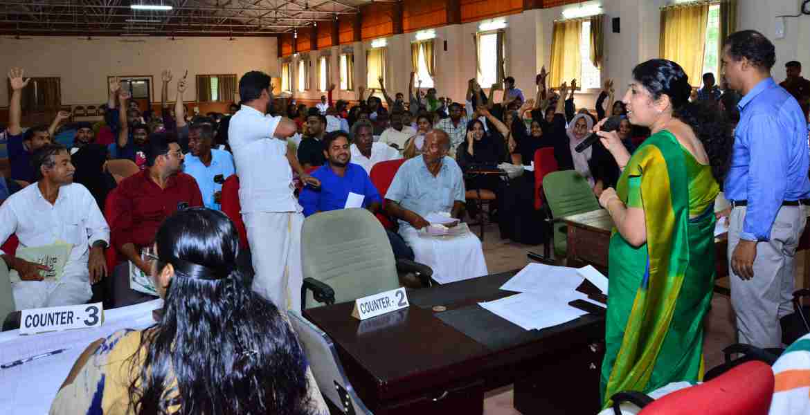 ജില്ലയിലെ തീരദേശ ചട്ടലംഘനങ്ങളായി കണ്ടെത്തിയ കേസുകളുടെ അദാലത്തിൽ എ ഡി എം ഇ പി മേഴ്സി സംസാരിക്കുന്നു