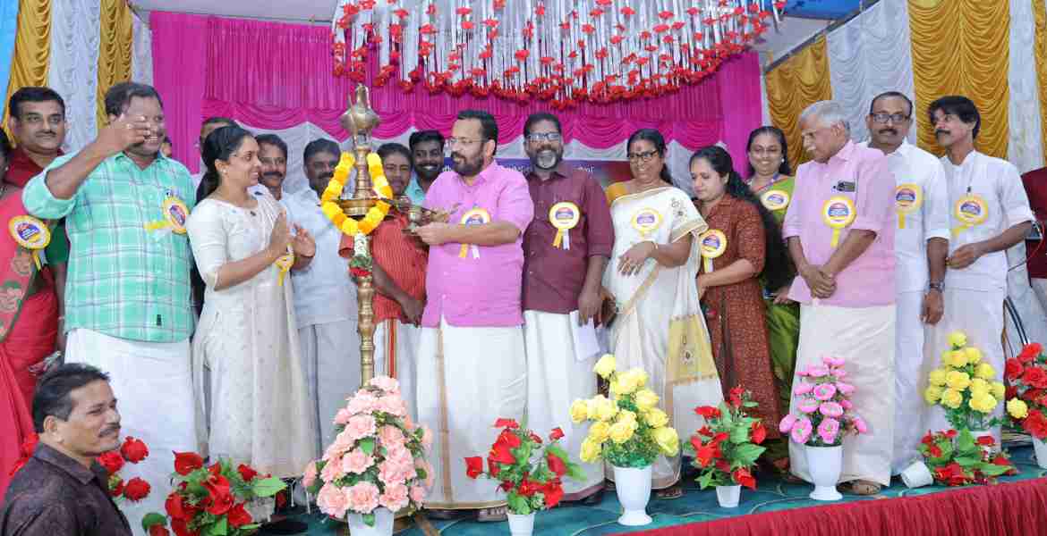 കടമ്പനാട് സ്മാര്‍ട്ട് വില്ലേജ് ഓഫീസിന്റെയും അടൂര്‍ നിയേജക മണ്ഡലത്തിലെ പട്ടയ വിതരണ ഉദ്ഘാടനവും കെആര്‍കെപിഎം സ്‌കൂളില്‍ മന്ത്രി കെ രാജന്‍ നിര്‍വഹിക്കുന്നു
