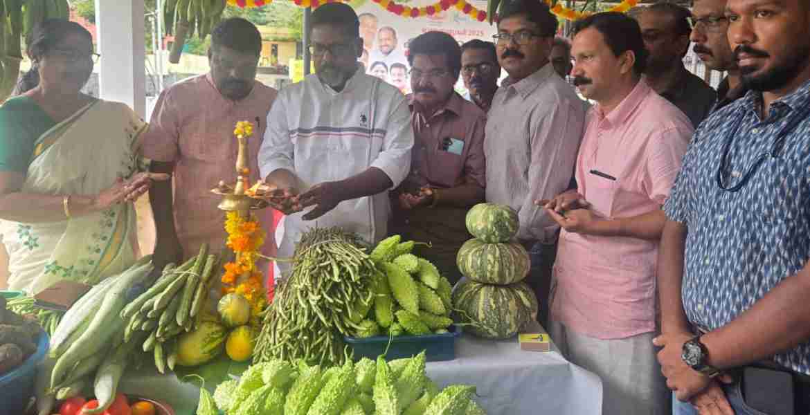 കാര്‍ഷിക ക്ഷേമ വകുപ്പിന്റെ ജില്ലാതല ഓണചന്ത അടൂരില്‍ ഡെപ്യൂട്ടി സ്പീക്കര്‍ ചിറ്റയം ഗോപകുമാര്‍ ഉദ്ഘാടനം ചെയ്യുന്നു