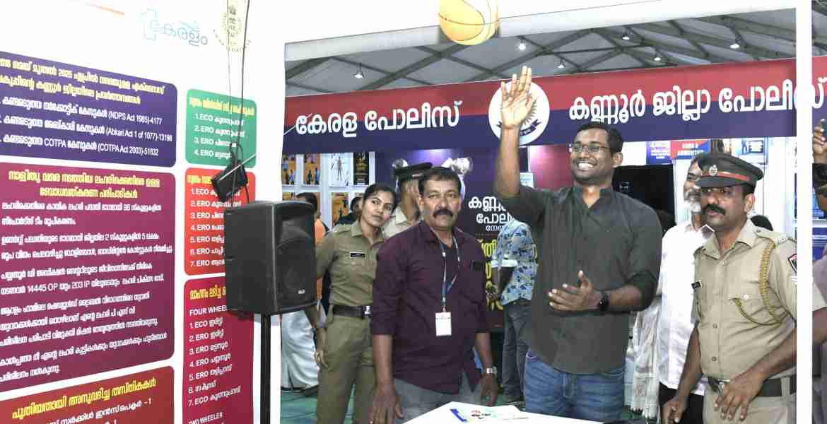 എൻ്റെ കേരളം പ്രദർശന വിപണന മേളയിലെ വിവിധ സ്റ്റാളുകൾ കലക്ടർ അരുൺ കെ വിജയൻ സന്ദർശിക്കുന്നു