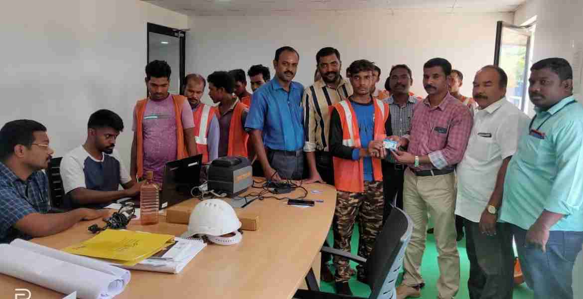 കൊച്ചി സ്മാര്‍ട്ട് സിറ്റിയില്‍ തൊഴില്‍ വകുപ്പ് സംഘടിപ്പിച്ച പരിപാടിയില്‍ അഞ്ച് ലക്ഷം അംഗങ്ങളെ പൂര്‍ത്തിയാക്കി റീജണല്‍ ജോയിന്റ് ലേബര്‍ കമ്മീഷ്ണര്‍ ഡി. സുരേഷ് കുമാര്‍ ആവാസ് പദ്ധതി കാര്‍ഡ് വിതരണം ചെയ്യുന്നു.