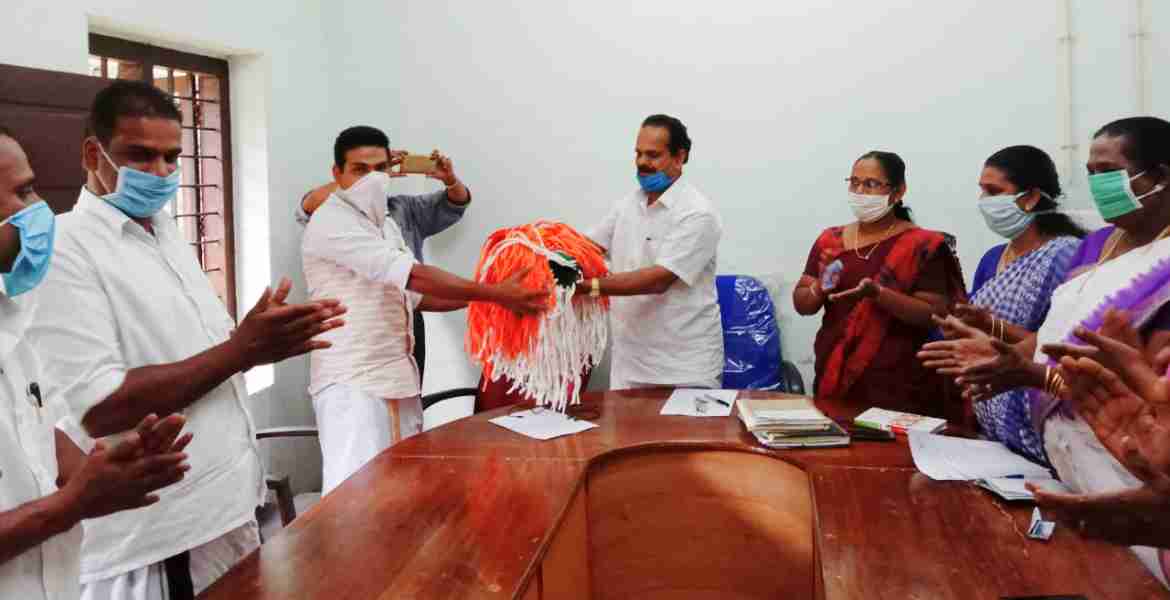 അയ്യപ്പന്‍കോവില്‍ ഗ്രാമപഞ്ചായത്ത് എല്ലാ വീടുകളിലും സൗജന്യമായി നല്കുന്ന മാസ്‌ക് വിതരണത്തിന്റെ ഉദ്ഘാടനം പ്രസിഡന്റ് എ.എല്‍.ബാബു നിര്‍വ്വഹിക്കുന്നു.