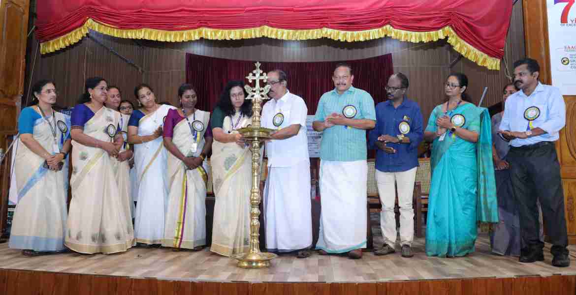 പത്താമത് ആയുര്‍വേദ ദിനാചരണത്തിന്റെ ജില്ലാതല ഉദ്ഘാടനം കാതോലിക്കേറ്റ് കോളജില്‍ ജില്ലാ പഞ്ചായത്ത് പ്രസിഡന്റ് ജോര്‍ജ് എബ്രഹാം നിര്‍വഹിക്കുന്നു