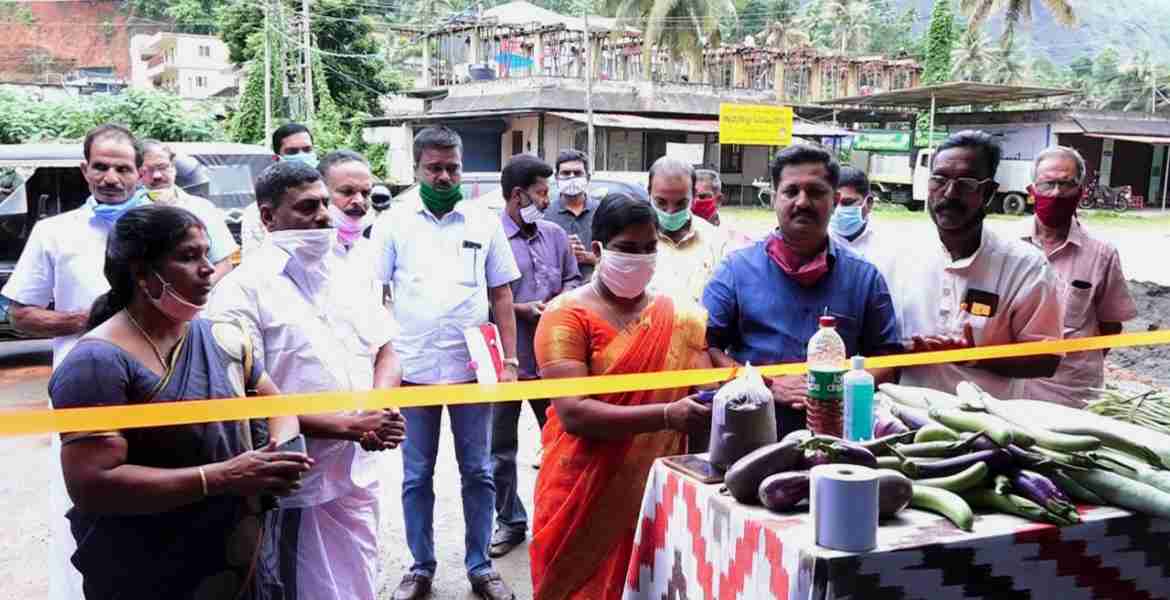 ആഴ്ച്ച ചന്തയുടെ പ്രവര്‍ത്തനോദ്ഘാടനം ഗ്രാമപഞ്ചായത്ത് പ്രസിഡന്റ് ദീപാ രാജീവ് നിര്‍വ്വഹിക്കുന്നു.