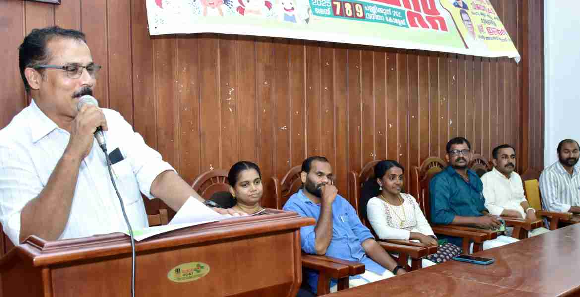 കുടുംബശ്രീ ജില്ലാ മിഷൻ കണ്ണൂർ സംഘടിപ്പിക്കുന്ന ബാലസഭ മൈൻഡ് ബ്ലോവേർസ് ജില്ലാതല സമ്മർ ക്യാമ്പ് ലിയോറഫെസ്റ്റ് കുടുംബശ്രീ ജില്ലാ മിഷൻ കോർഡിനേറ്റർ എം വി ജയൻ ഉദ്ഘാടനം ചെയ്യുന്നു