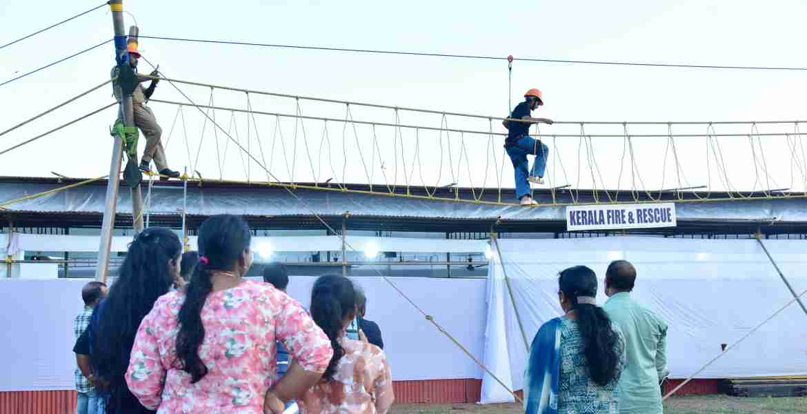 സംസ്ഥാന സർക്കാരിന്റെ നാലാം വാർഷികത്തോടനുബന്ധിച്ച് എന്റെ കേരളം പ്രദർശന വിപണന മേളയിലെ നഗരിയിൽ അഗ്നി സുരക്ഷാ വിഭാഗം ഒരുക്കിയ പ്രതീകാത്മക ബർമ്മ ബ്രിഡ്ജ്