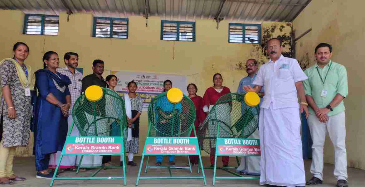 ഓമല്ലൂര്‍ ഗ്രാമപഞ്ചായത്തില്‍ സ്ഥാപിച്ച ബോട്ടില്‍ ബൂത്തുകളുടെ ഉദ്ഘാടനം പ്രസിഡന്റ് ജോണ്‍സണ്‍ വിളവിനാല്‍ നിര്‍വഹിക്കുന്നു