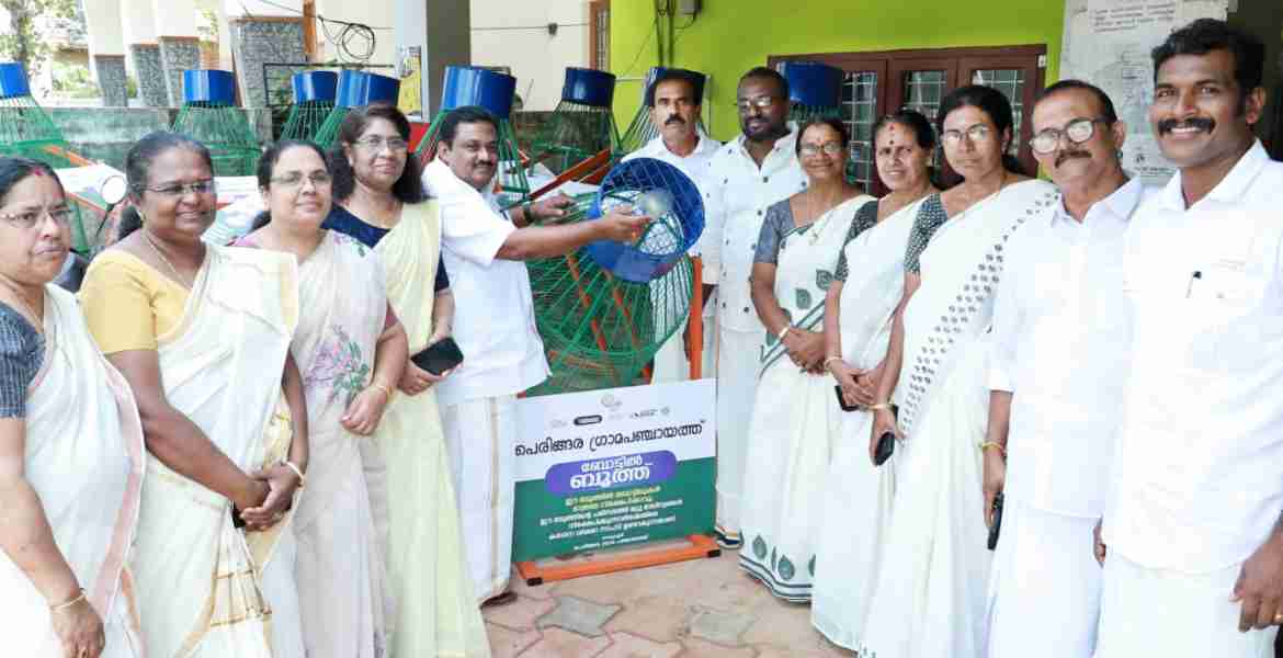പെരിങ്ങര ഗ്രാമപഞ്ചായത്ത് പ്രസിഡന്റ് എബ്രഹാം തോമസിന്റെ നേതൃത്വത്തില്‍ ബോട്ടില്‍ ബൂത്ത് സ്ഥാപിക്കുന്നു