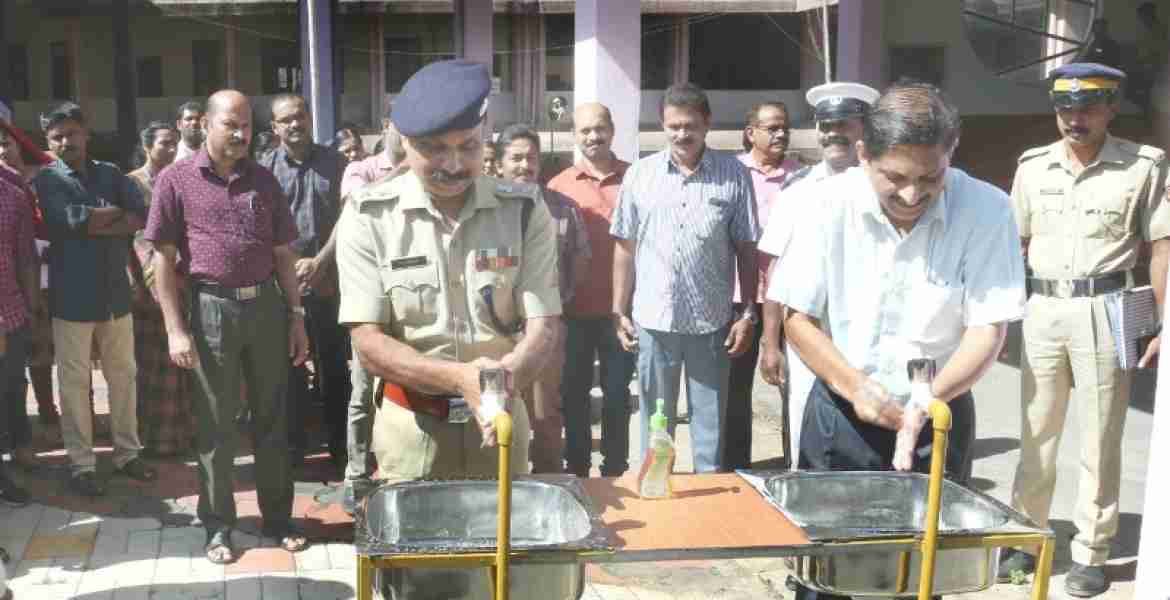 ജില്ലാ കളക്ടര്‍ എച്ച് ദിനേശനും ജില്ലാ പോലീസ് മേധാവി പി.കെ മധുവും ഓഫീസിലേക്ക് പ്രവേശിക്കുന്നതിന്റെ മുമ്പായി കൈ കഴുകി ബ്രേക്ക് ദ ചെയ്ന്‍'  ബോധവത്കരണപരിപാടിക്ക് തുടക്കമിടുന്നു.