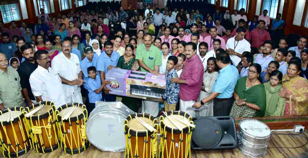 ജില്ലാ പഞ്ചായത്ത് വാർഷിക പദ്ധതിയിലുൾപെടുത്തി ബഡ്‌സ് സ്ഥാപനങ്ങൾക്കുള്ള സംഗീതോപകരണങ്ങളുടെ വിതരണോദ്‌ഘാടനം ജില്ലാ പഞ്ചായത്ത് പ്രസിഡന്റ് അഡ്വ കെ കെ രത്നകുമാരി നിർവ്വഹിക്കുന്നു