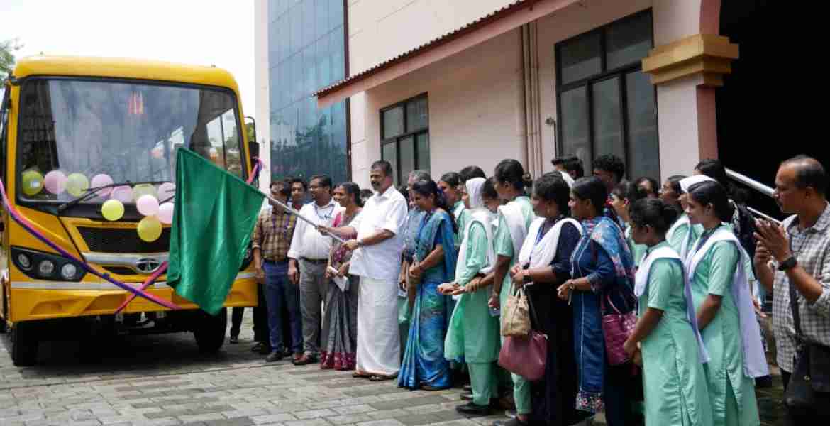 സി മെറ്റ് നഴ്സിങ് കോളേജിന് എംഎൽഎ ഫണ്ടിൽനിന്ന് അനുവദിച്ച ബസിന്റെ ഫ്‌ളാഗ് ഓഫ് ഗവ എൻജിനീയറിങ് കോളേജിൽ എം വി ഗോവിന്ദൻ മാസ്റ്റർ എംഎൽഎ നിർവഹിക്കുന്നു