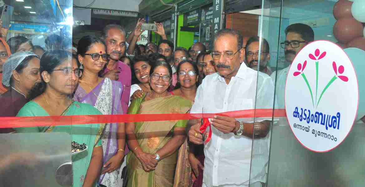 കുടുംബശ്രീ ജില്ലാമിഷൻ്റെ ആഭിമുഖ്യത്തിൽ  ആരംഭിക്കുന്ന  പ്രീമിയം കഫെ കൊയിലാണ്ടിയിൽ  വനം വന്യജീവി സംരക്ഷണ വകുപ്പ് മന്ത്രി എ കെ ശശീന്ദ്രൻ ഉദ്ഘാടനം നിർവ്വഹിക്കുന്നു